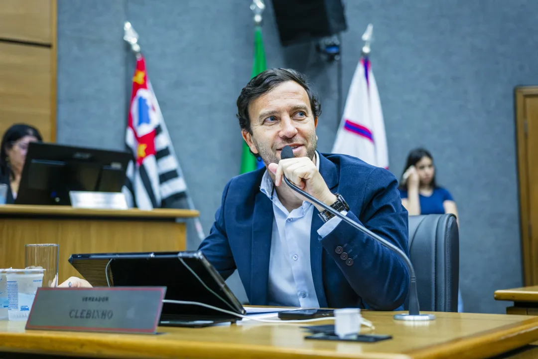 Clebinho busca esclarecer estágio de implantação do sistema de senhas na Farmácia Municipal