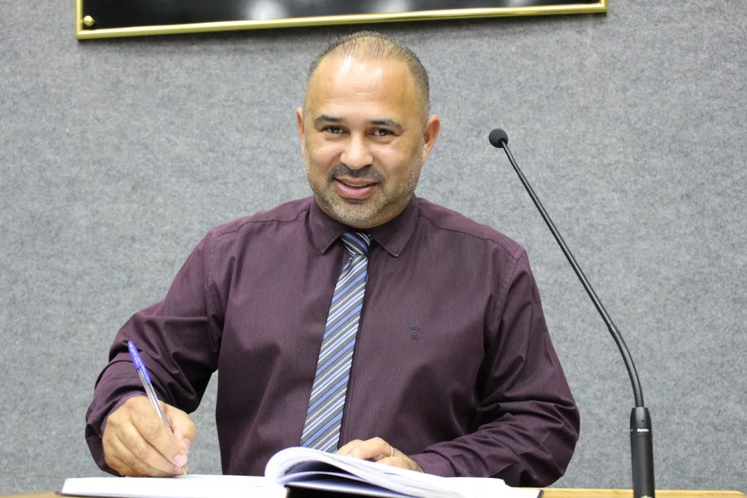 Adriano Tica pede reparo asfáltico na Rua Constantino Francisco de Almeida