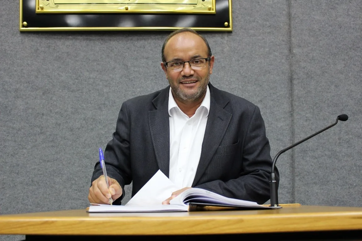 Carlinhos da Padaria pede limpeza de córrego na Vila Nova