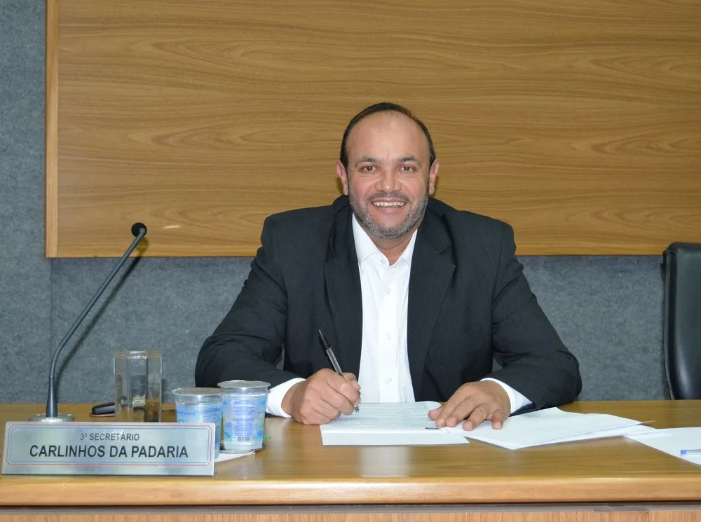 Carlinhos da Padaria solicita adaptação das escolas municipais