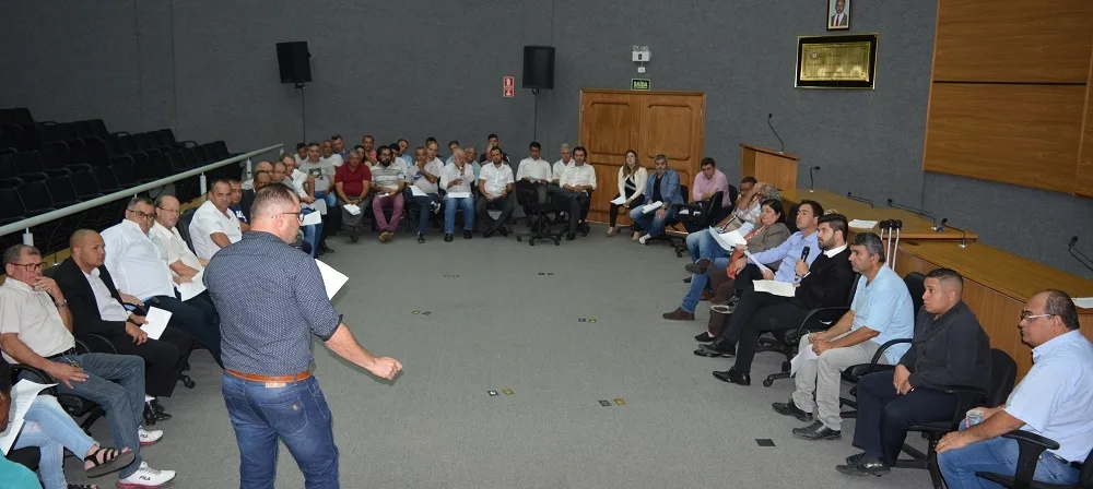 Parlamentares se reúnem com taxistas