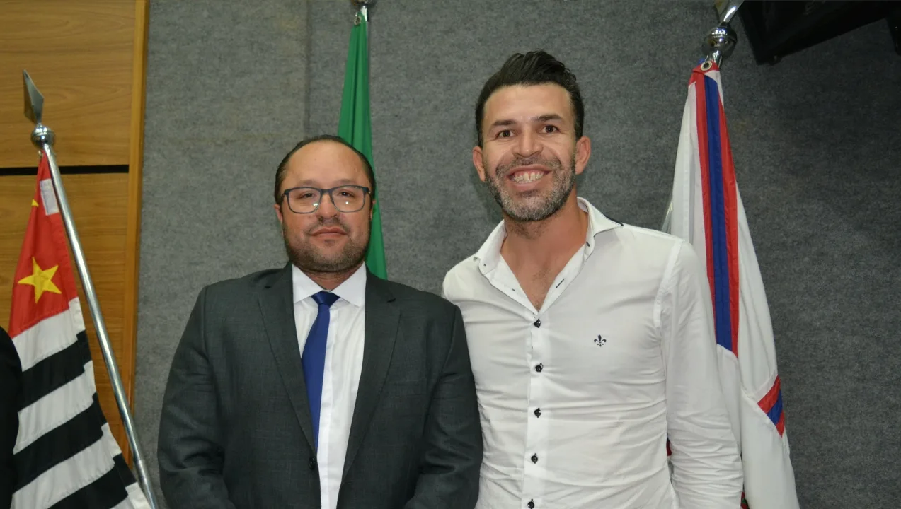 Cantor Rubens Guerra recebe Moção de Aplausos