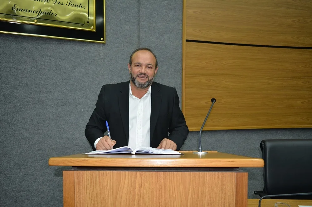 Carlinhos da Padaria solicita enfermaria nas escolas