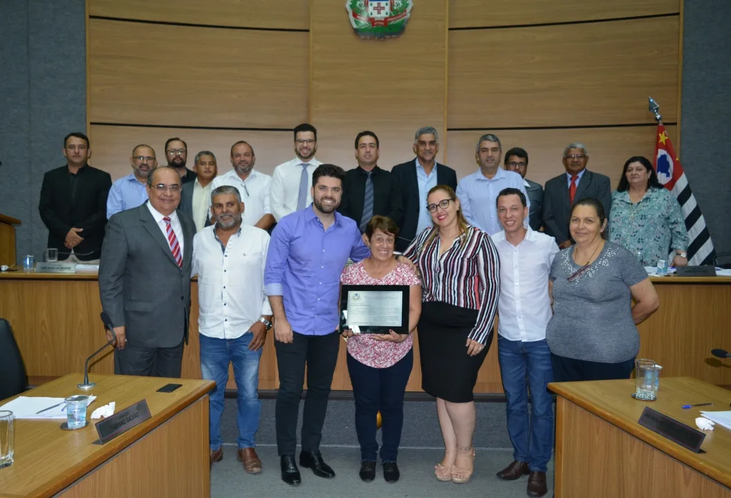 Professora Olevina recebe Moção de Aplauso na última sessão