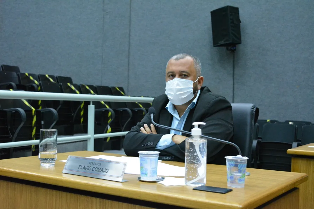 Flavio Comajo pede faixas refletivas em caçambas de lixo 