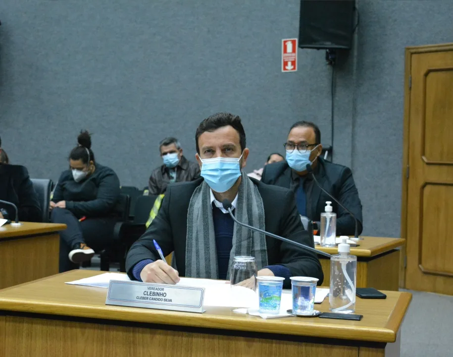 Clebinho pede implementação adequada de faixas de pedestre em todas as unidades educacionai