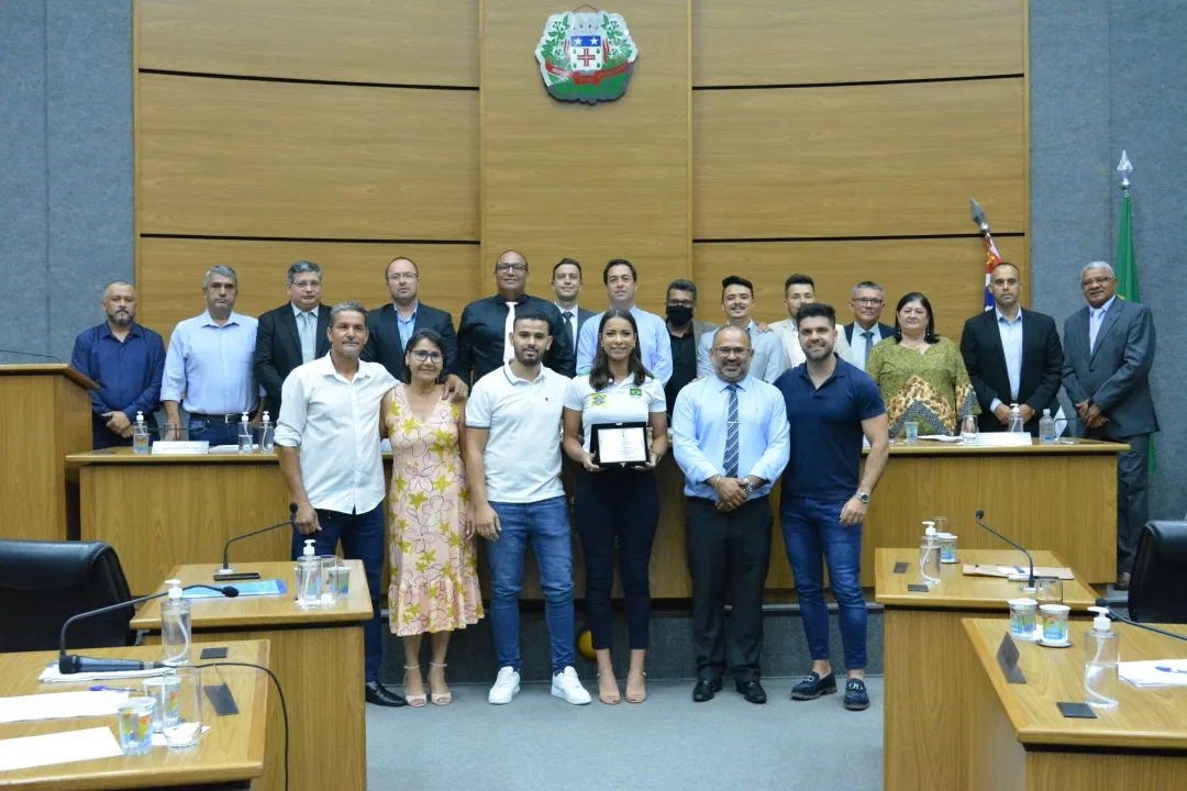 Adriano Tica homenageia Jackeline Pina do vôlei